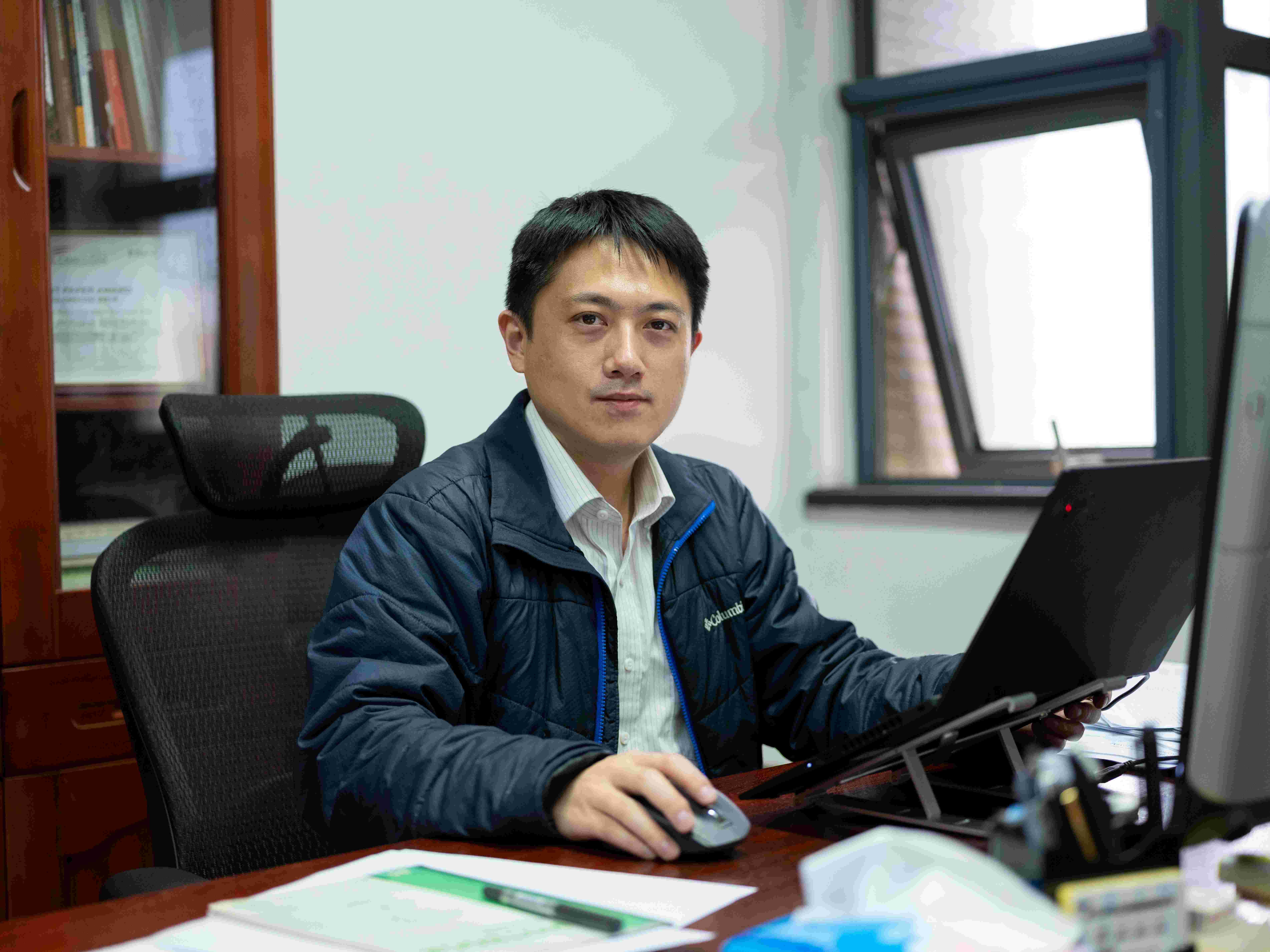 【尋訪身邊的榜樣】靜心盡力——記東南大學信息科學與工程學院青年教授許威